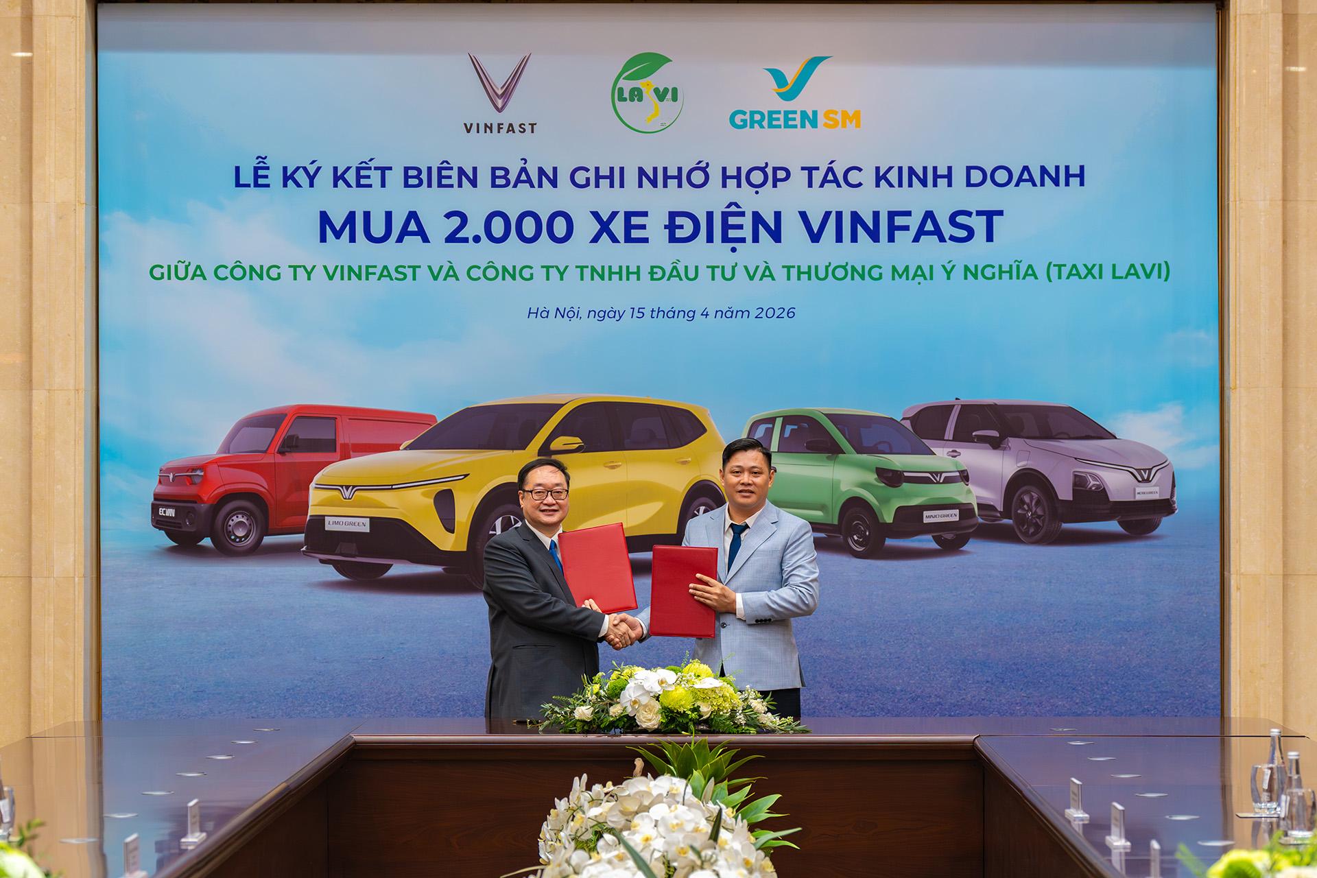 Ông Trần Lê Phương - Phó Tổng Giám đốc GSM toàn cầu (bên trái) cùng ông Nguyễn Quốc Dũng - Chủ tịch HĐQT Công ty TNHH Đầu tư và Thương mại Ý Nghĩa tại lễ ký kết hợp tác.