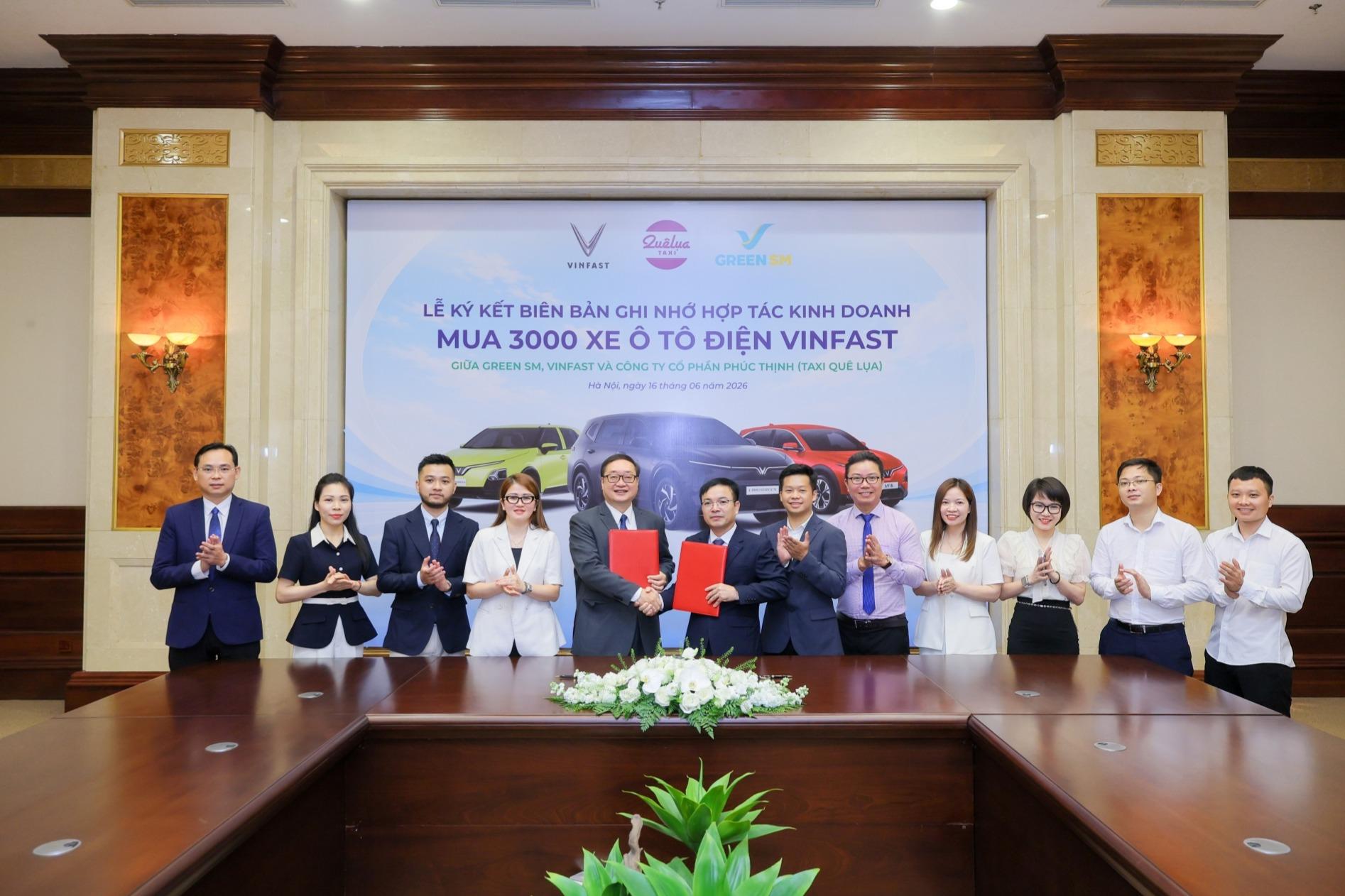 Đại diện Green SM, VinFast và Taxi Quê Lụa tại lễ ký kết.
