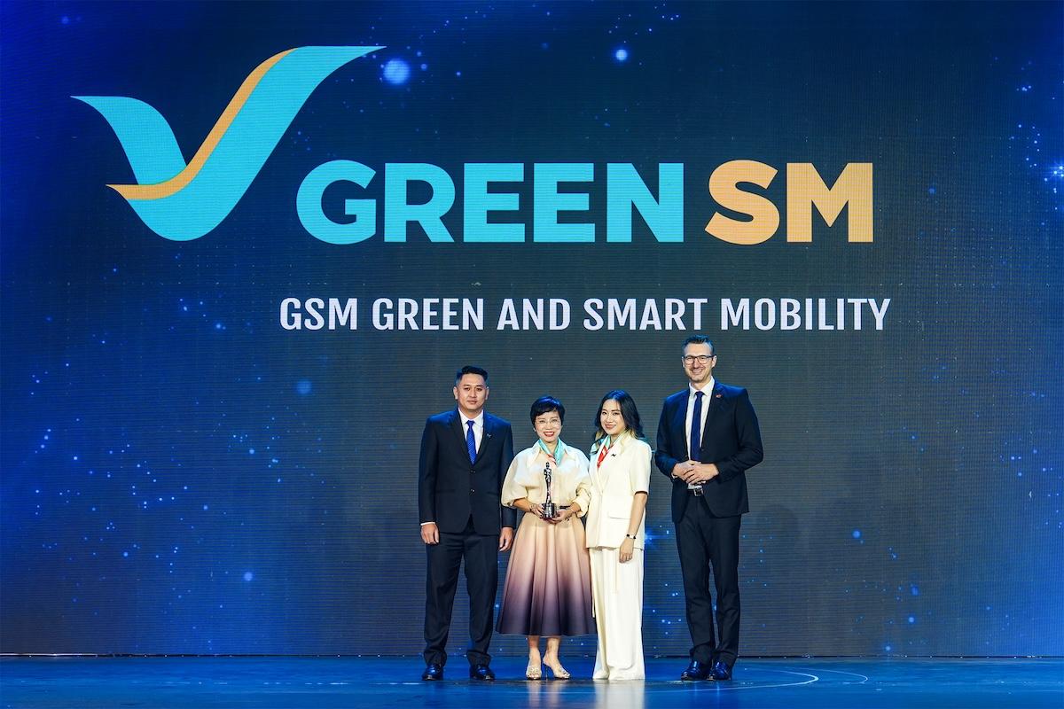 Đại diện Green SM nhận giải “Nơi làm việc tốt nhất châu Á tại Việt Nam” và “Ứng dụng công nghệ trao quyền cho nhân sự” tại HR Asia Awards 2026.