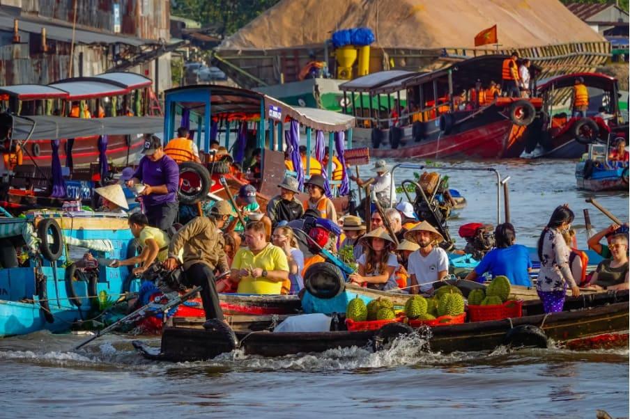 du khách trên chợ nổi cái răng