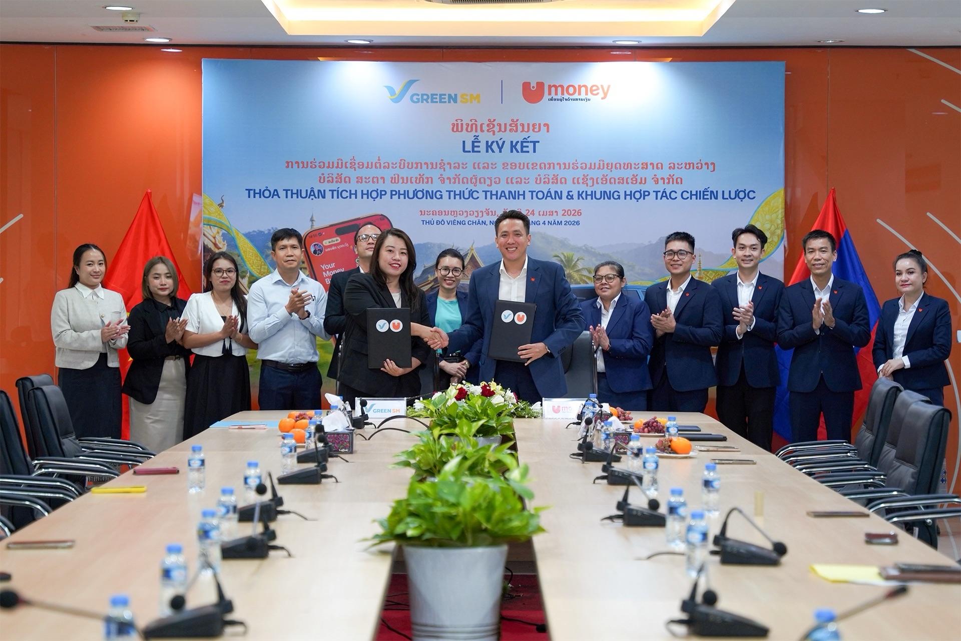 Ms. Trần Hạnh An - Director of Mobility Services Sales, GSM Vietnam & Laos (left), and Mr. Hà Chiến Thắng - Director of Star Fintech Sole Co., Ltd, at the partnership signing ceremony.