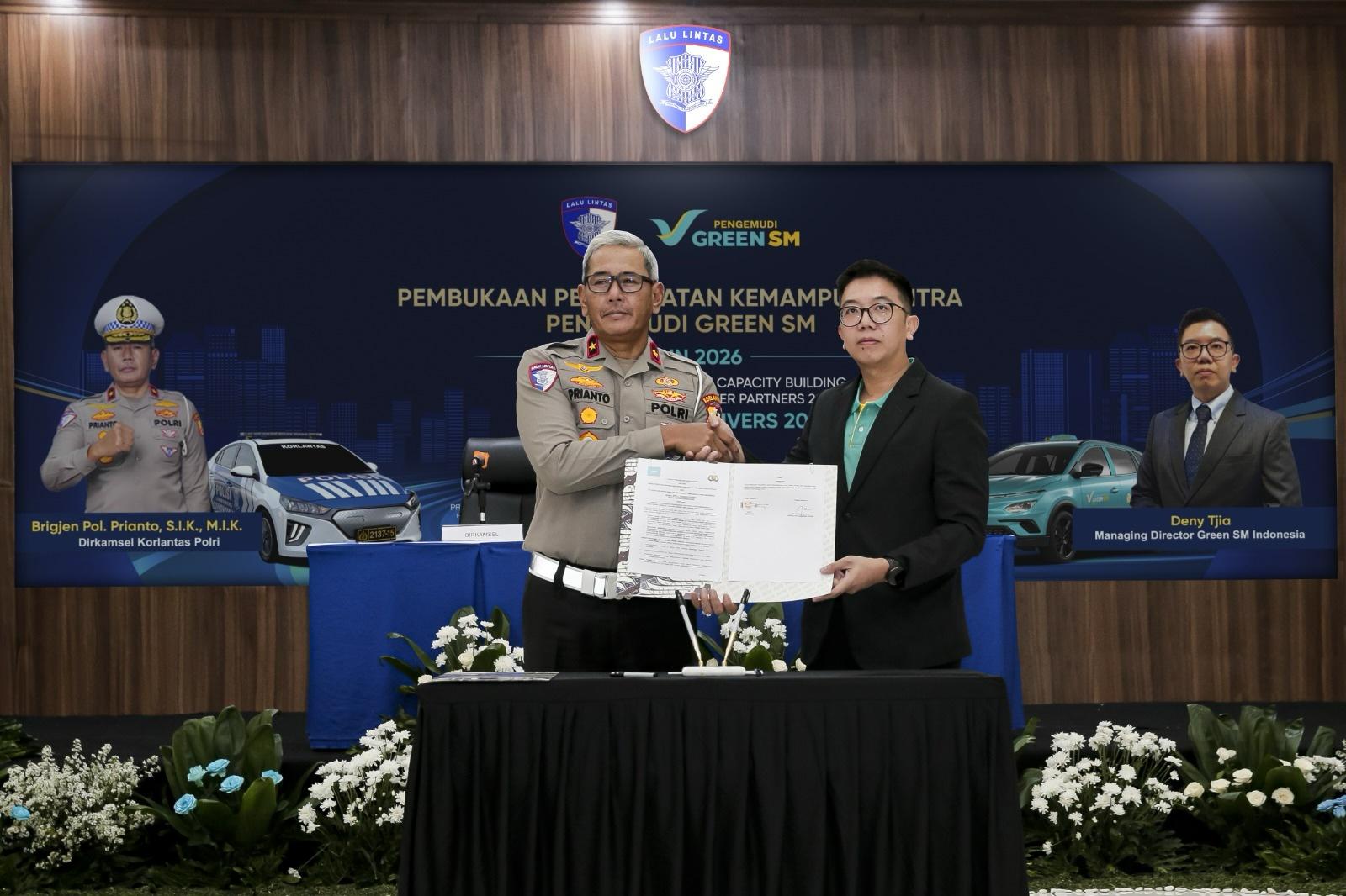 Ông Deny Tjia, Giám đốc Điều hành Green SM Indonesia, cùng Chuẩn tướng Cảnh sát Prianto, Giám đốc An toàn Giao thông Korlantas Polri, tại lễ ký kết Biên bản ghi nhớ hợp tác (MoU) trong khuôn khổ lễ khai mạc chương trình đào tạo an toàn cho tài xế Green SM tại ISDC Serpong ngày 18 tháng 5 năm 2026.