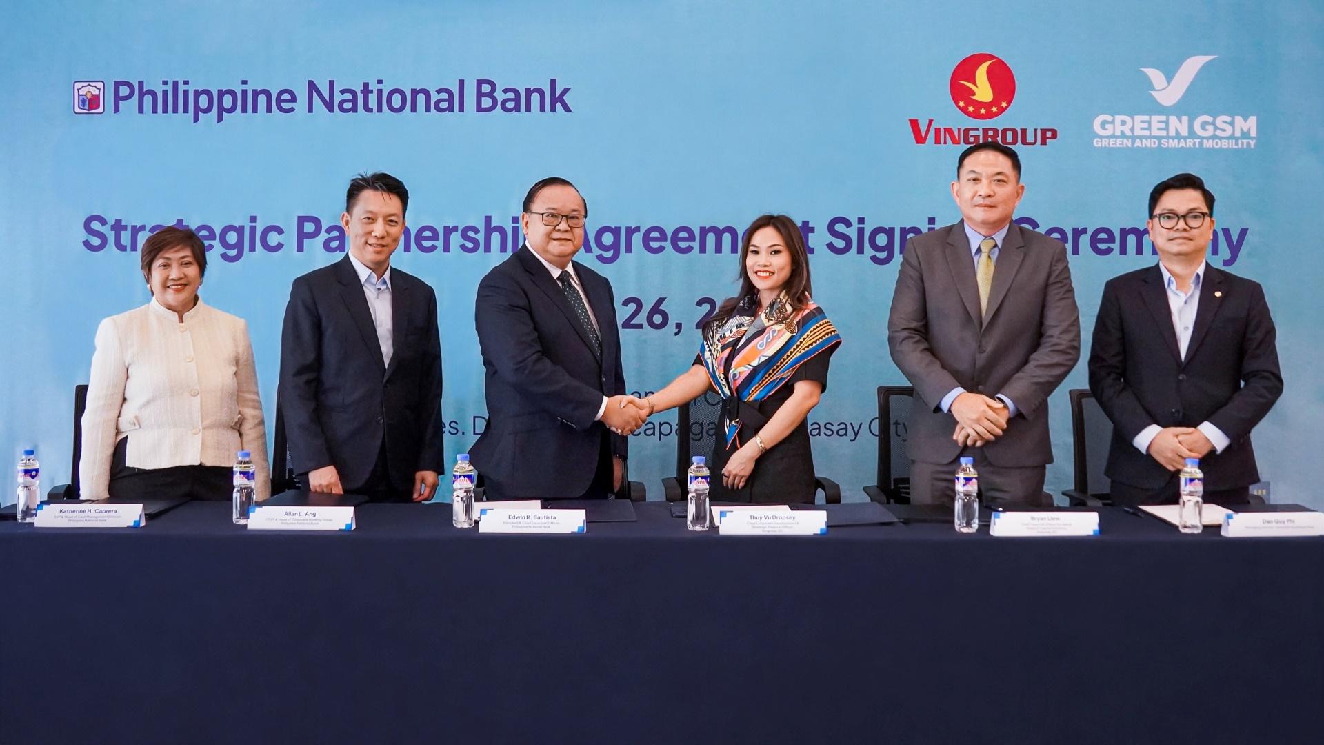 Ông Edwin R. Bautista, Chủ tịch kiêm Tổng Giám đốc Ngân hàng PNB (thứ 3 từ trái sang); bà Thủy Vũ Dropsey, Giám đốc Chiến lược Tài chính Quốc tế Tập đoàn Vingroup (Thứ 3 từ phải sang); ông Đào Quý Phi, Giám đốc điều hành Green SM Đông Nam Á (ngoài cùng bên phải) cùng đại diện các bên tại buổi lễ ký kết hợp tác giữa Green GSM và ngân hàng PNB.